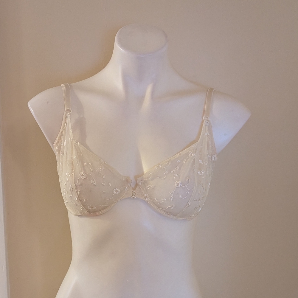 Vintage cream lace sheer bra size 36 C